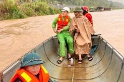 Tìm kiếm 2 mẹ con bị lũ cuốn mất tích ở Lào Cai