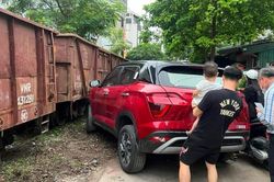 Hà Nội: Lái xe ô tô may mắn thoát chết khi va chạm với tàu hỏa