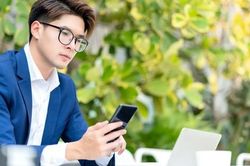 Điên cuồng kiếm tiền, sống tằn tiện để nghỉ hưu sớm rồi hối hận: Người tiếc nuối tuổi trẻ đã qua, người phải tạm gác việc tiết kiệm để cứu vãn hôn nhân