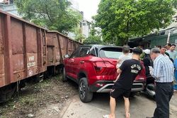 Hà Nội: Ô tô nát đầu vì tài xế đỗ sát đường ray tàu hỏa