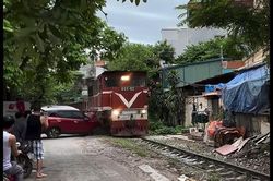 Ô tô đỗ sát ray đường sắt, bị tàu chạy tới hất văng