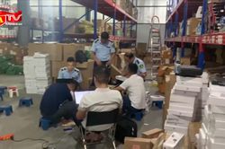 'Đột kích' kho điện thoại, máy tính bảng ''khủng'' ở ngoại thành Hà Nội