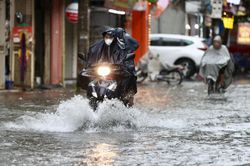 Mưa lớn, giông, sét ở Bắc Bộ, đề phòng ngập úng