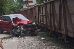 Cận cảnh xế hộp bị tàu hỏa đâm nát đầu ở Hà Nội