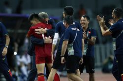 Ông Troussier từng thắng Philippines, HLV Kim Sang Sik làm được không?