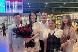 Ý Nhi về nước, nhìn ảnh là biết tình cảm với bạn trai