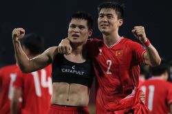 Việt Nam thắng kịch tính Philippines, HLV Kim Sang Sik có màn ra mắt đầy cảm xúc