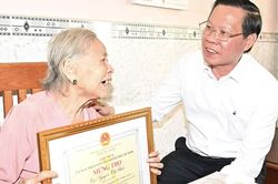 Chủ tịch UBND TPHCM Phan Văn Mãi thăm, chúc thọ người cao tuổi tiêu biểu