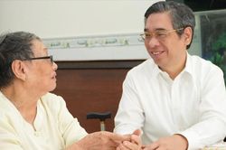 Phó Bí thư Thành ủy TPHCM Nguyễn Phước Lộc thăm, chúc thọ người cao tuổi ở quận 6