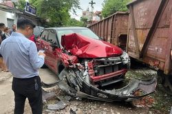 Đỗ sát đường sắt, ô tô bị đâm nát đầu: Tài xế có bị phạt?
