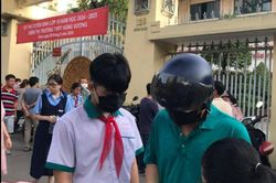 Thi lớp 10 tại Tp.HCM: Phụ huynh hồi hộp chờ con trong ngày thi đầu