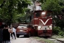 Vụ ô tô đỗ sát đường sắt bị tàu hỏa tông biến dạng: Xem xét xử lý tài xế xe con