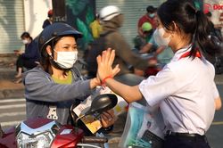 Kỳ thi tuyển sinh lớp 10 tại Đồng Nai: Phụ huynh hồi hộp chờ con 'vượt vũ môn'