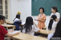 Thí sinh Hà Nội trực tiếp đến điểm thi, làm thủ tục dự thi vào lớp 10