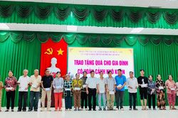Cơ quan báo chí chia sẻ yêu thương đến người dân tỉnh Long An