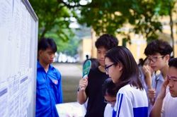 Thi vào 10 tại Hà Nội: Học sinh chống nạng đến trường làm thủ tục thi