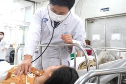 Nữ sinh phải nằm thi lớp 10: Bất ngờ nhập viện cấp cứu do yếu tứ chi