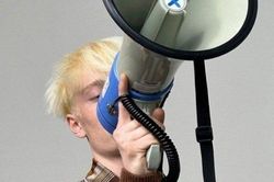 Bộ sưu tập Pre FW24 của LOEWE hoàn toàn hướng tới sự sang trọng thoải mái