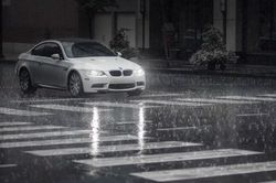 Ngồi trong ô tô liệu có an toàn khi trời có sấm sét?