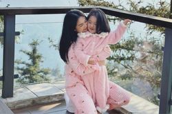 Ngọc Trinh xoa dịu 'con gái' khi bận rộn, không có thời gian chơi cùng