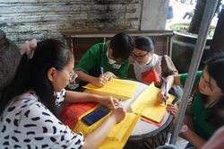 Sĩ tử cầu may tại Văn Miếu - Quốc Tử Giám trước kỳ thi tuyển sinh vào 10