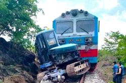Nguyên nhân vụ tàu hỏa SE10 tông máy xúc ở Bình Thuận