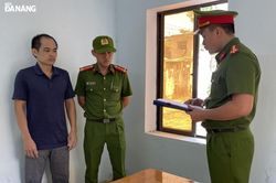 Bắt tạm giam đối tượng buôn lậu