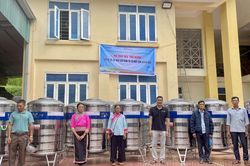 Hỗ trợ 43 téc nước trị giá hơn 100 triệu đồng cho hộ khó khăn tại Mường Chà