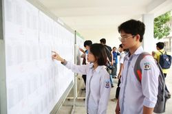 Học sinh Thủ đô làm thủ tục dự thi vào lớp 10 năm học 2024-2025