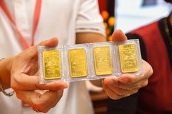 Trung Quốc ngừng mua dự trữ, vàng thế giới lao dốc