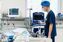 Sau 1 tháng bị chó nhà cắn, bé trai 2 tuổi khởi phát bệnh dại nguy kịch