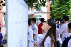 Các thí sinh hồi hộp bước vào môn thi đầu tiên