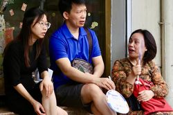 Phụ huynh lo lắng, hồi hộp chờ con thi vào lớp 10