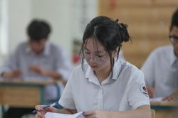 Động viên tinh thần thí sinh trong môn thi đầu tiên