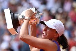 Swiatek làm nên lịch sử khi vô địch Pháp mở rộng 2024, sánh ngang với một loạt huyền thoại