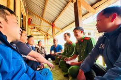 Những đứa con của buôn làng