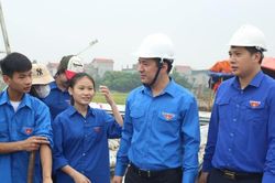 Thanh niên tình nguyện tích cực hỗ trợ thi công đường dây 500kV mạch 3