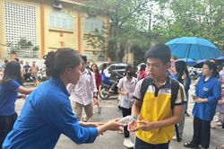 Thanh niên tình nguyện tiếp sức cho thí sinh tham dự kỳ thi 10