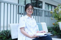 Sĩ tử tranh thủ ôn lại bài trước giờ thi Ngữ văn