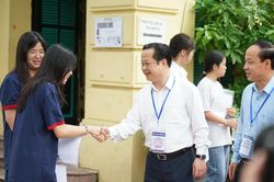 Giám đốc Sở GD&ĐT Hà Nội động viên thí sinh thi lớp 10