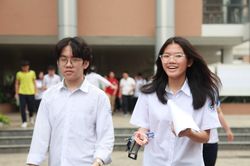 2 thí sinh Hà Nội vi phạm quy chế do mang điện thoại vào phòng