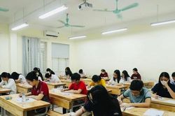 Hà Nội: 2 thí sinh mang điện thoại bị đình chỉ thi
