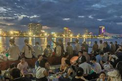 Hàng nghìn người 'xí chỗ' xem pháo hoa bên bờ sông Hàn