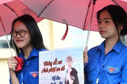 'Không đỗ, anh phạt em đó' tấm biển gây sốt tại điểm thi lớp 10 Hà Nội