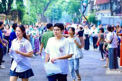Sáng nay, hơn 105.000 thí sinh Hà Nội bắt đầu làm bài thi vào lớp 10