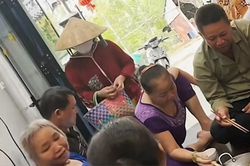 2 năm xa quê, cô gái đóng giả người bán vé số lừa mẹ mua và đoạn kết khiến cả nhà bật khóc