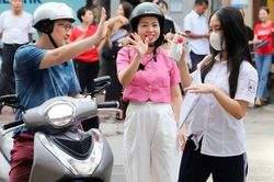Thi vào lớp 10 Hà Nội: Những hình ảnh yêu thương của cha mẹ dành cho con trong buổi thi đầu tiên