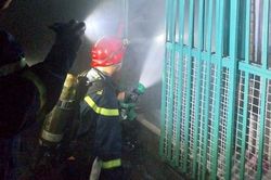 Cảnh sát giải cứu 4 người thoát khỏi đám cháy trong hẻm nhỏ