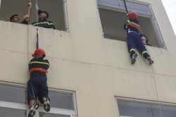 Màn trình diễn kỹ năng chữa cháy, thoát nạn của các chiến sĩ cứu hỏa nhí