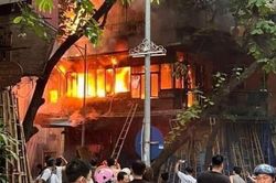 Hà Nội: Cháy lớn tại quán cà phê trên phố Hàng Vải
